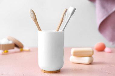 Banyodaki masada tahta diş fırçaları olan bir tutucu. Ekoloji kavramı