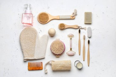 Beyaz arka planda doğal banyo malzemeleri. Ekoloji kavramı