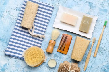 Renkli arkaplanda doğal banyo malzemeleri