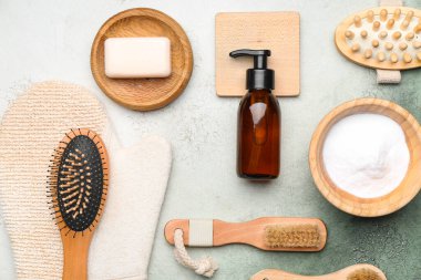 Renkli arkaplanda doğal banyo malzemeleri