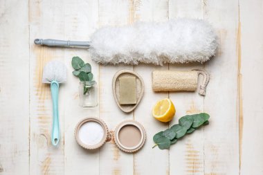 Beyaz ahşap arkaplanda yankı bileşimi