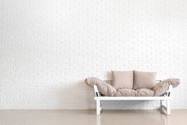 Odada modern bir kanepe.