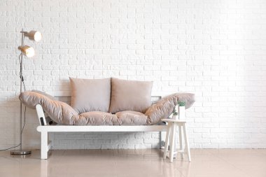 Odada modern bir kanepe.