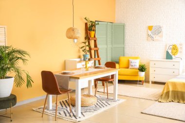 Modern yemek odasının içi.