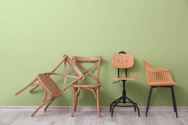 Renk duvarının yanında farklı sandalyeler