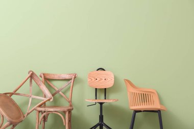 Renk duvarının yanında farklı sandalyeler