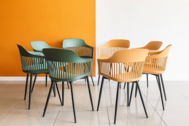 Psikologların ofisinde grup terapisi için hazırlanmış boş sandalyeler.