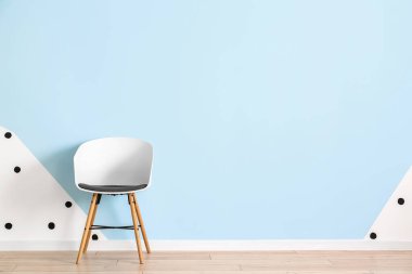 Renk duvarına yakın modern sandalye