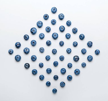 Hafif arkaplanda lezzetli yaban mersini