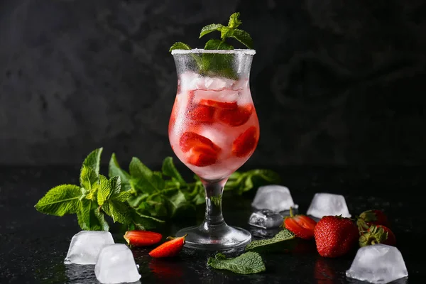 Ein Glas Leckerer Erdbeercocktail Auf Dunklem Hintergrund — Stockfoto