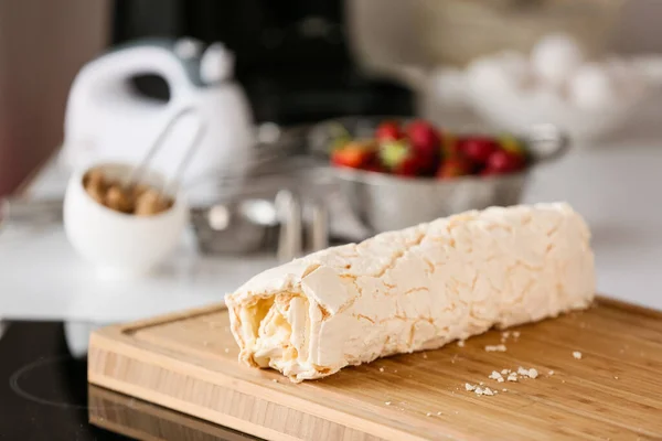 Mutfakta Kremalı Pasta Rulosu Olan Tahta — Stok fotoğraf