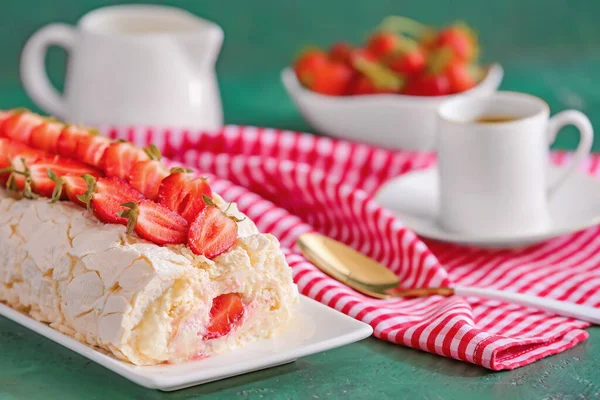 Renkli arkaplanda çilekli lezzetli kremalı pasta.