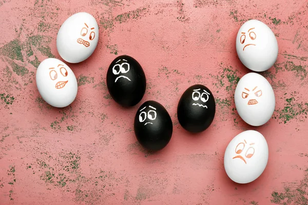 Renkli Yüzlü Tavuk Yumurtaları Irkçılık Kavramı — Stok fotoğraf