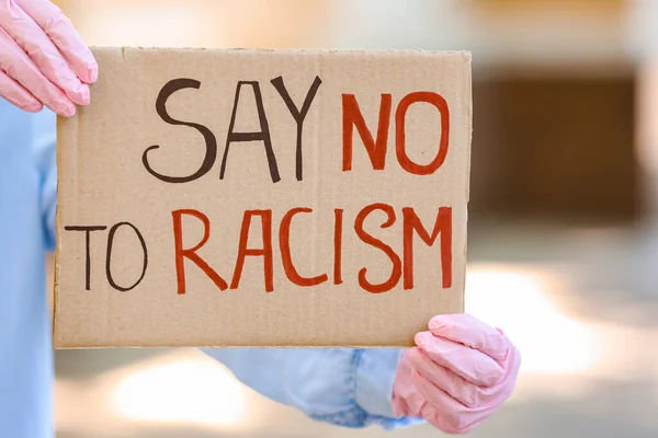 Žena Drží Plakát Textem Bez Racismu Venku Detailní Záběr — Stock fotografie