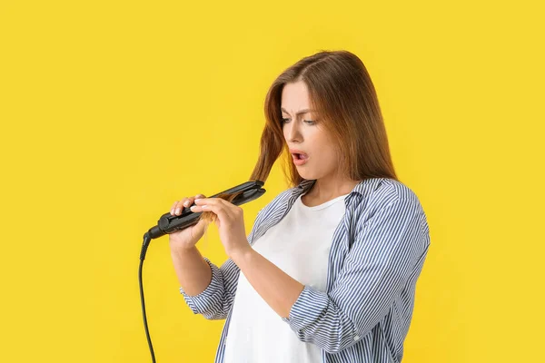 Femme Stressée Avec Fer Lisser Sur Fond Couleur — Photo