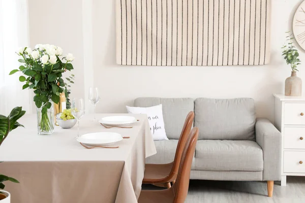 Modern şık yemek odasının içi.