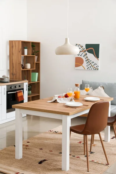 Interior Dari Gaya Modern Dapur Dengan Meja Makan — Stok Foto