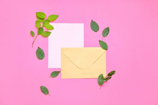 Envelop Met Papier Blad Groene Bladeren Kleur Achtergrond — Stockfoto