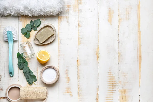 Beyaz ahşap arkaplanda yankı bileşimi