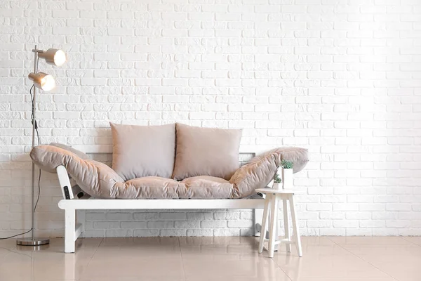 Odada modern bir kanepe.