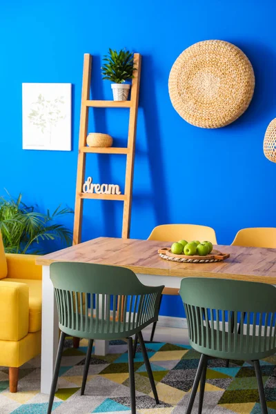 Modern şık yemek odasının içi.