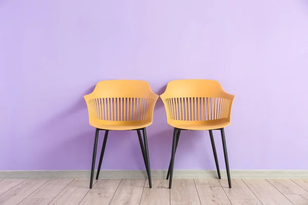 Moderne Stühle Der Nähe Der Wand — Stockfoto