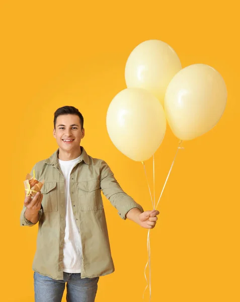 Young Man Balloons Birthday Cake Color Background — Stock Photo, Image