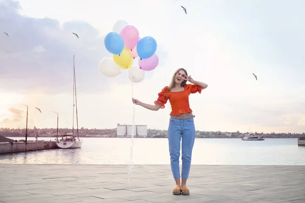 Junge Frau Mit Luftballons Der Nähe Des Flusses — Stockfoto