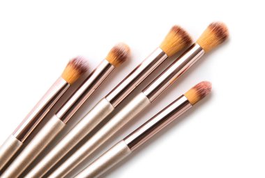 Beyaz arkaplanda makyaj fırçaları