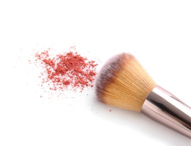 Beyaz arkaplanda makyaj fırçası, yakın plan