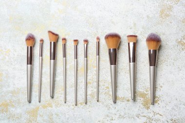 Hafif arkaplanda makyaj fırçaları