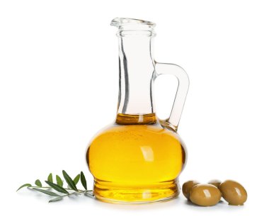 Beyaz arka planda bir sürahi zeytinyağı
