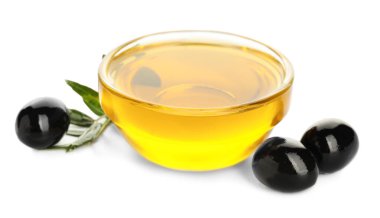 Beyaz arka planda bir kase zeytinyağı