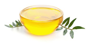 Beyaz arka planda bir kase zeytinyağı