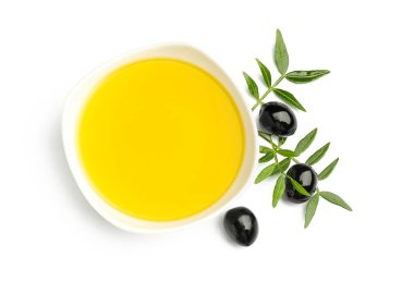 Beyaz arka planda bir kase zeytinyağı