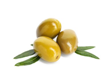 Beyaz arka planda lezzetli zeytinler