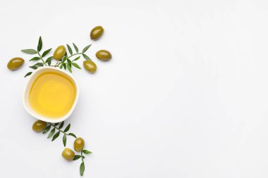 Beyaz arka planda bir kase zeytinyağı