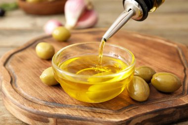 Masaya zeytinyağı dök, yakından.