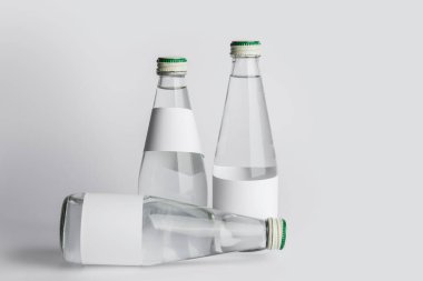 Açık arkaplanda temiz su şişeleri