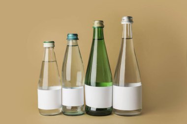 Renkli arkaplanda temiz su şişeleri