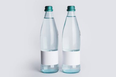 Açık arkaplanda temiz su şişeleri