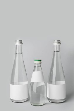 Açık arkaplanda temiz su şişeleri