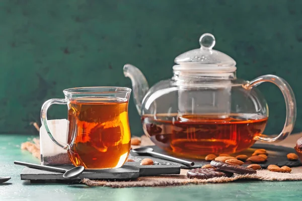 Masada sıcak çay ve şekerle kompozisyon