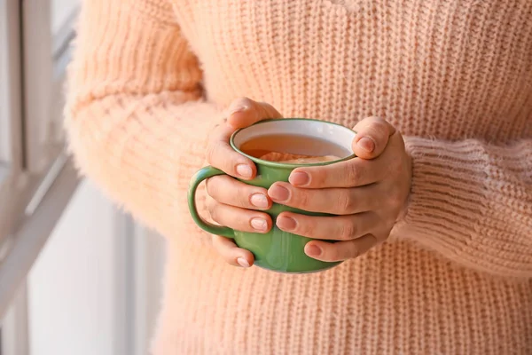 Vrouw Die Thuis Warme Thee Drinkt Close — Stockfoto