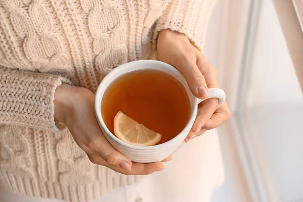 Frau Trinkt Hause Heißen Tee Nahaufnahme — Stockfoto