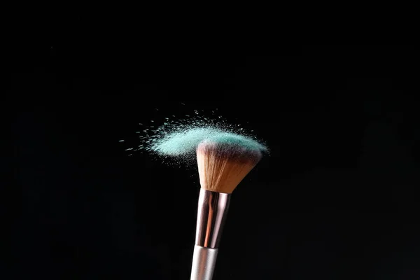 Cepillo Maquillaje Explosión Cosméticos Sobre Fondo Oscuro —  Fotos de Stock