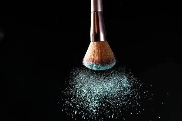 Makeup Borste Och Spricka Kosmetika Mörk Bakgrund — Stockfoto