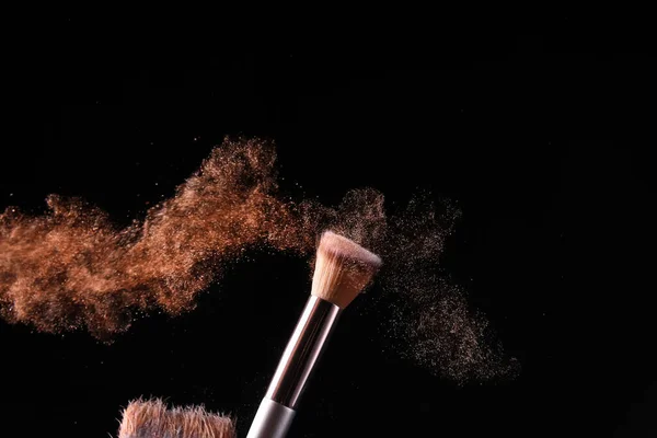 Makeup Borste Och Spricka Kosmetika Mörk Bakgrund — Stockfoto