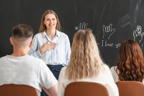 Teacher Conducting Courses Deaf Mute People Classroom — Stock Photo, Image