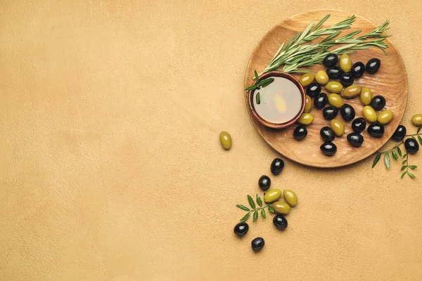 Composición Con Aceitunas Enlatadas Aceite Sobre Fondo Color — Foto de Stock